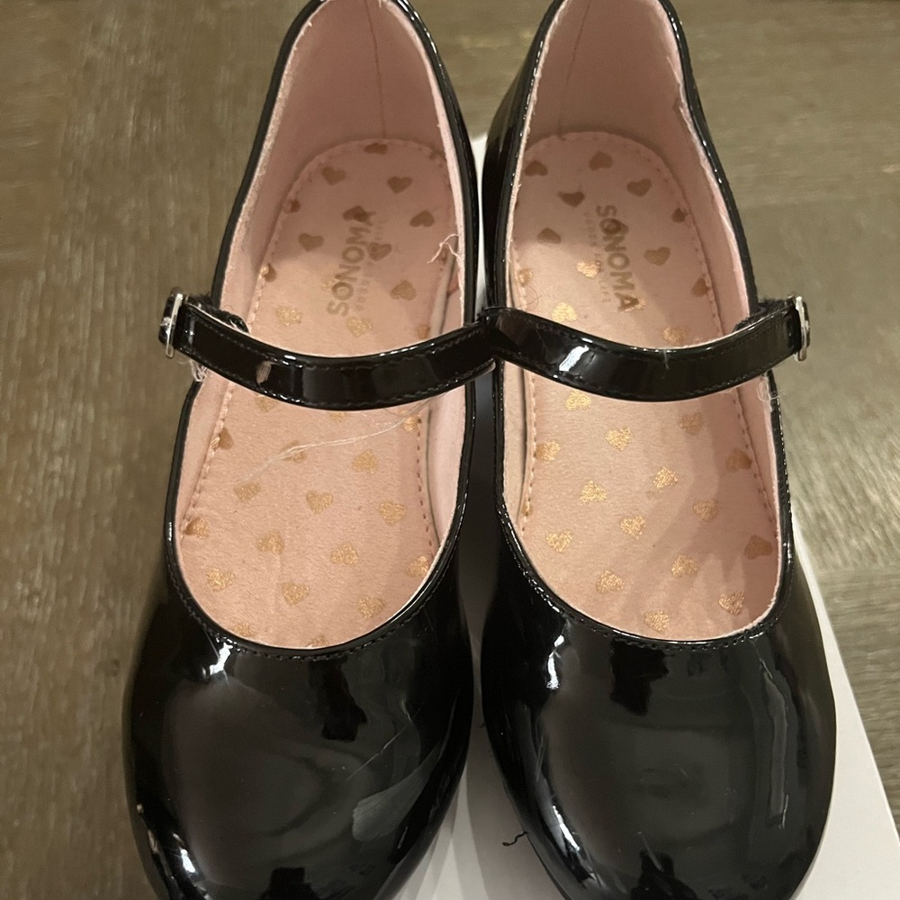 Girls black patent leather shoes
